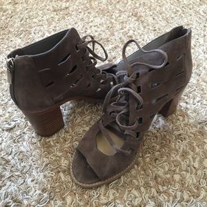 vince camuto taupe block heel sandal size 6